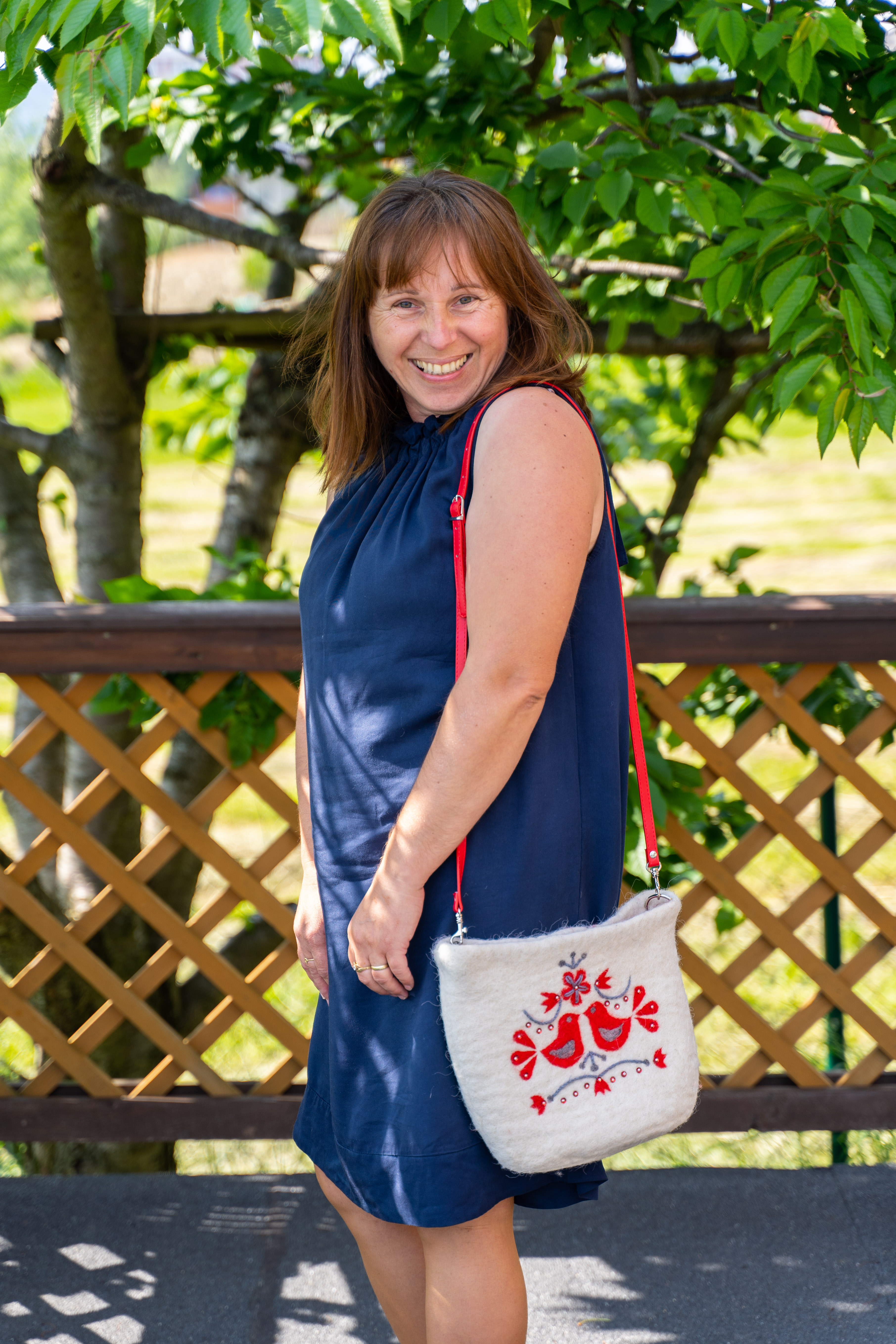 Remeselníčka Monika pri práci s ovčou vlnou