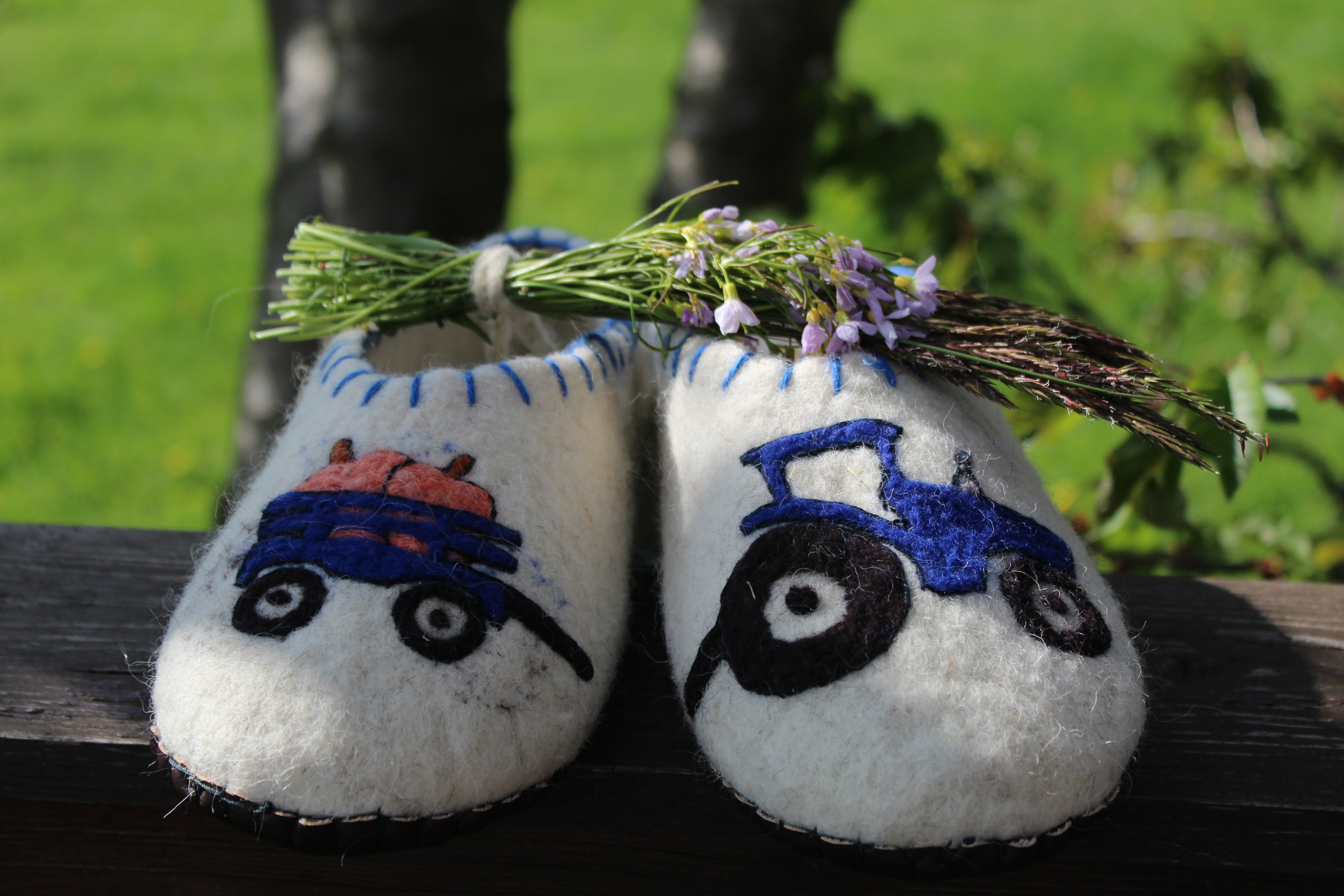 Detail ručného spracovania ovčej vlny